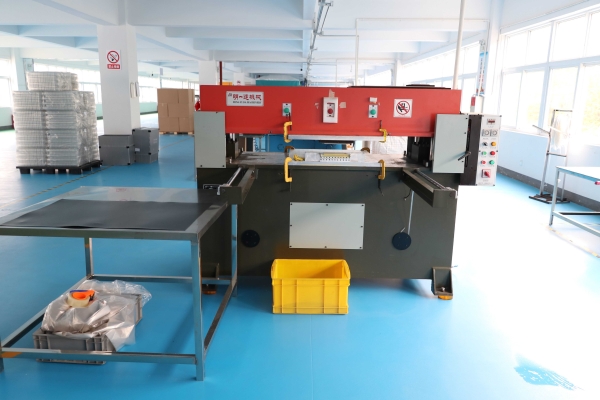 吸塑包(bāo)裝生産車(chē)間