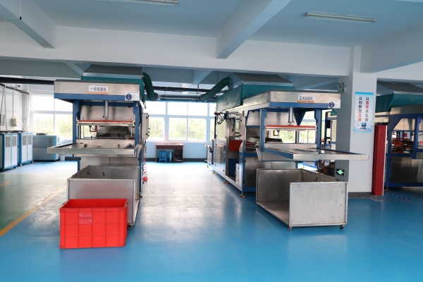 吸塑包(bao)裝生産(chǎn)車間
